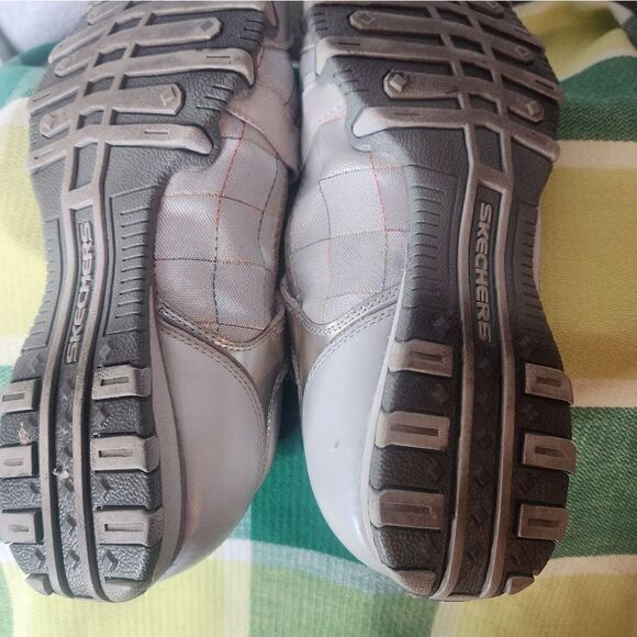 Skechers 10 LightGray Criss-cross SlipOn CheckeredPatent on the side Women Shoes - Picture 4 of 9